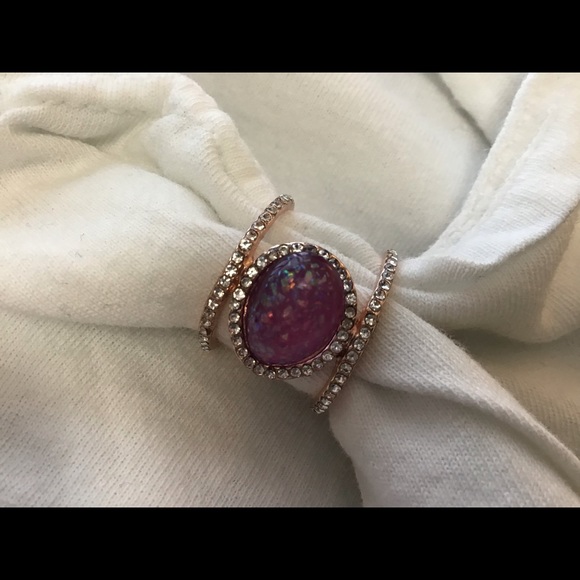 Fun rose gold tone ring, EUC, size 9. - Picture 5 of 5